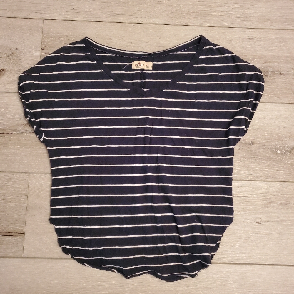 Hollister T-shirt ‼️FREE IN BUNDLE‼️
